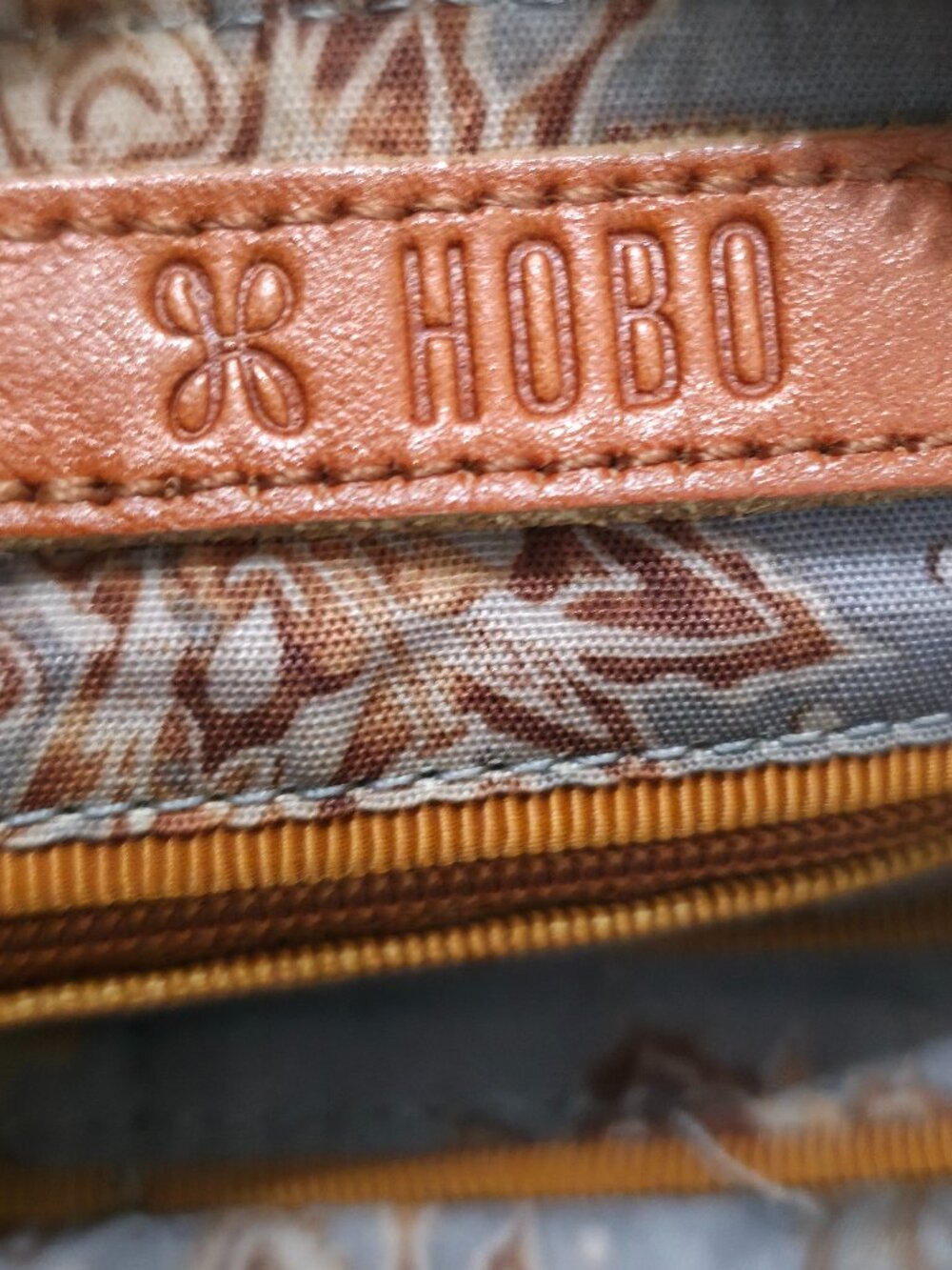 HOBO Sable Distressed Gold Leather Wristlet Wallet - Picture 5 of 6